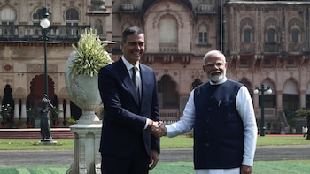 Sánchez viaja a India para