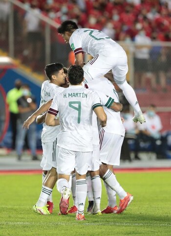 Jugadores de México celebran después de que Jesús Corona anotó el gol del empate ante Panamá en la eliminatoria de la Concacaf. Estadio Rommel Fernández, Ciudad de Panamá. 8 de septiembre de 2021.
REUTERS/Erick Marciscano