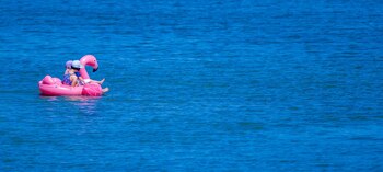 Mit einem aufblasbaren Schwimmtier in