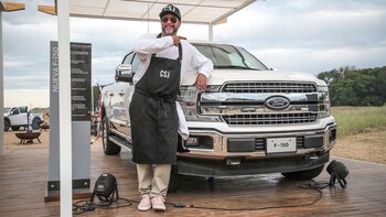 Lelé Cristobal cocinó en persona para los asistentes y aprovechó para sacarse una foto con la F150, la otra pick-up de la marca que llega este año