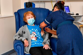 Una mujer de 90 años,