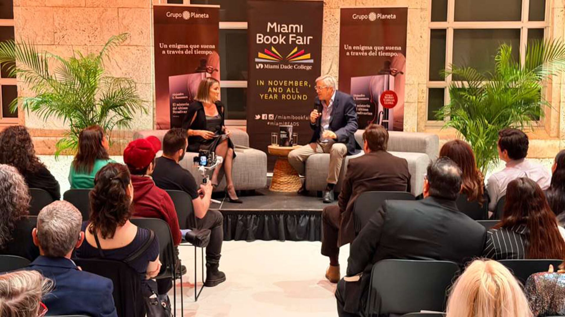 Unas 200 personas se reunieron para escuhar la presentación de la novela de Alejandro Roemmers.