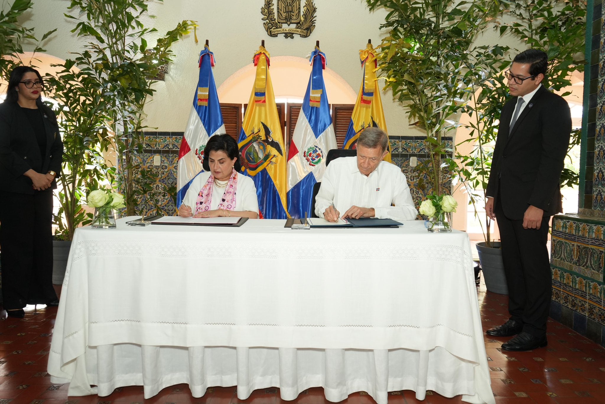 Gabriela Sommerfeld y Roberto Álvarez establecen una agenda de trabajo conjunta para fomentar el comercio, la inversión y la cooperación empresarial. (Foto cortesía Cancillería de República Dominicana)