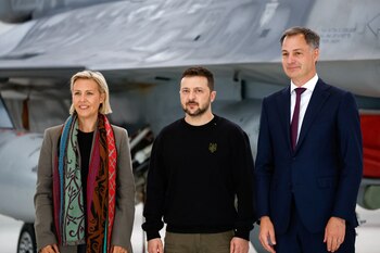 Zelensky, en el centro, rodeado