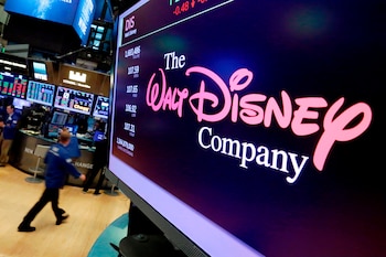 Disney invierte USD 5.000 millones en mejoras de parques y recompra 33 millones de acciones por USD 3.500 millones para beneficiar a sus accionistas. (Foto AP/Richard Drew, Archivo)