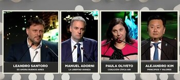 Santoro respondió preguntas de Adorni,