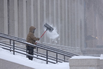 Una persona limpia las escaleras