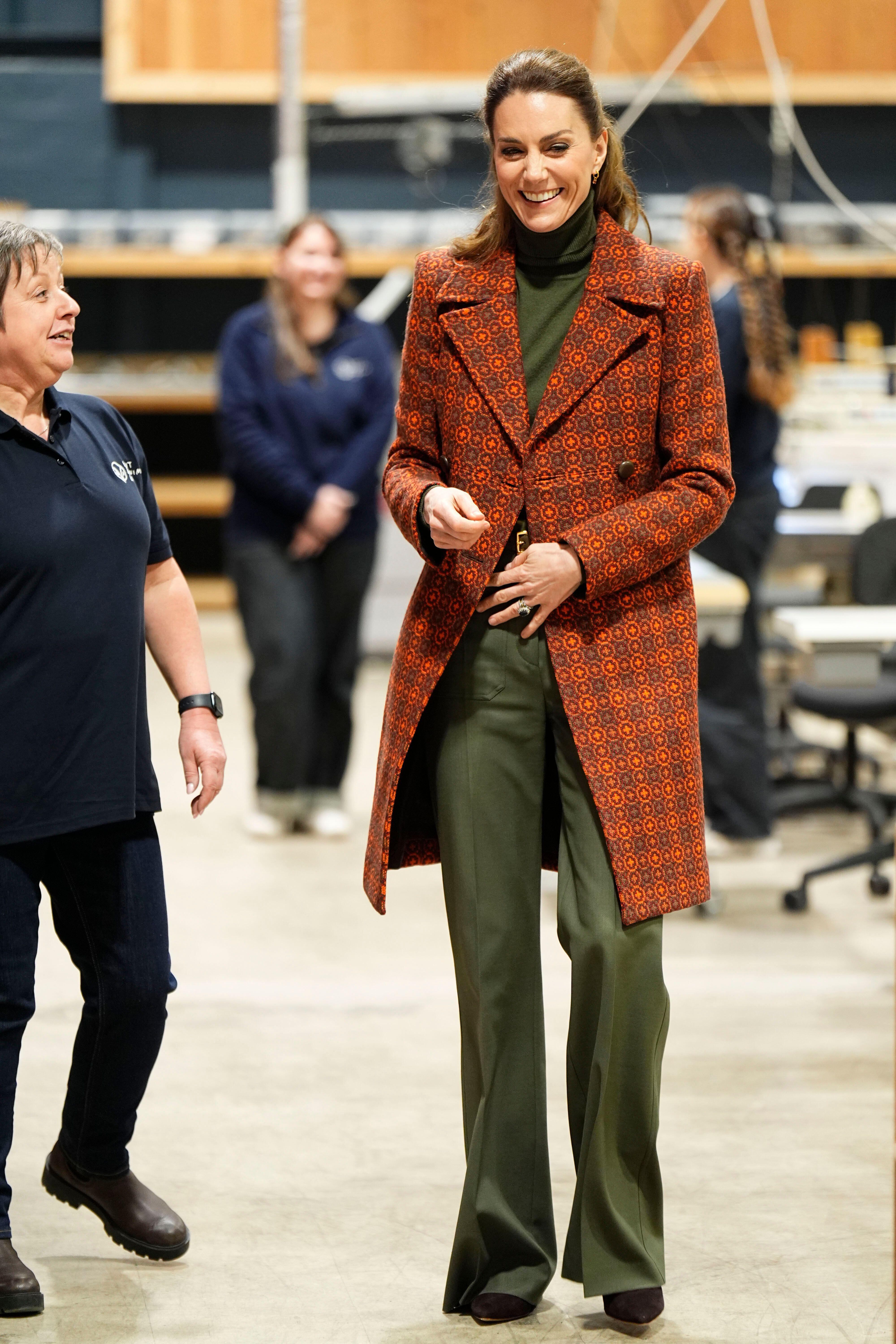 El abrigo de lana retro que Kate Middleton eligió para su visita a la fábrica Melin Tregwynt evoca el espíritu de los años 60 y resalta el vínculo entre moda y tradición (PA Images)