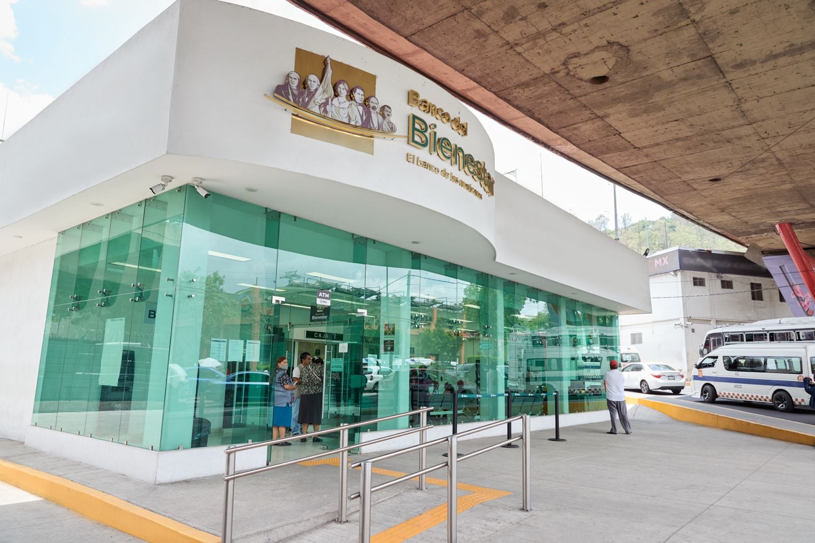 La entrega escalonada del pago por inicial del apellido previene aglomeraciones y mejora la experiencia de cobro en sucursales del Banco del Bienestar. (Banco del Bienestar)