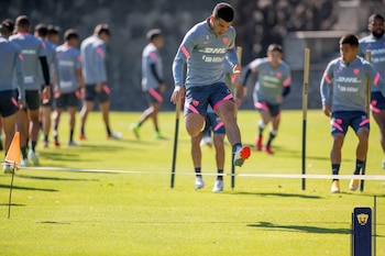 Erik Lira, hoje estrela da seleção mexicana, em seu primeiro ano como profissional na Academia Pumas. (X/ @PumasMX)
