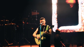 Miles de personas vibran con Alejandro Sanz en el estadio Ciutat de València