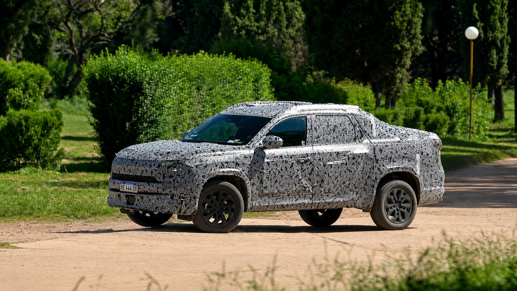 A pesar del camuflaje, el prototipo de la nueva pickup Renault Niágara muestra las líneas laterales de la silueta que tiene el vehículo. (Renault Argentina)