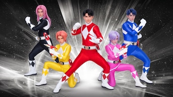 Cinco hombres con trajes de Power Rangers en colores negro, amarillo, rojo, rosa y azul posan en posturas de combate sobre un fondo brillante