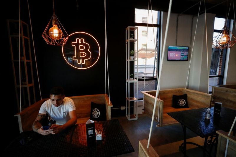 Un logotipo de neón de la criptomoneda Bitcoin se ve en el café Crypstation, en el centro de Buenos Aires, Argentina. May 5, 2022. REUTERS/Agustin Marcarian