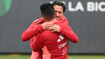 El íntimo abrazo entre Gianluca Lapadula y Christian Cueva tras reencontrarse en la selección peruana