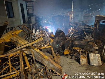 Las autoridades de Medellín investigan el origen del incendio mientras los residentes de Carpinelo señalan como punto inicial una chatarrería con más de veinte años en el barrio - crédito @DAGRDMedellin/X