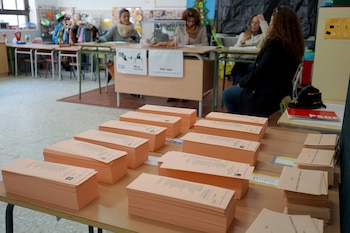 Varias personas acuden a votar