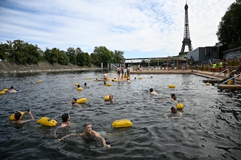 gente nadando en el río Sena Paris
