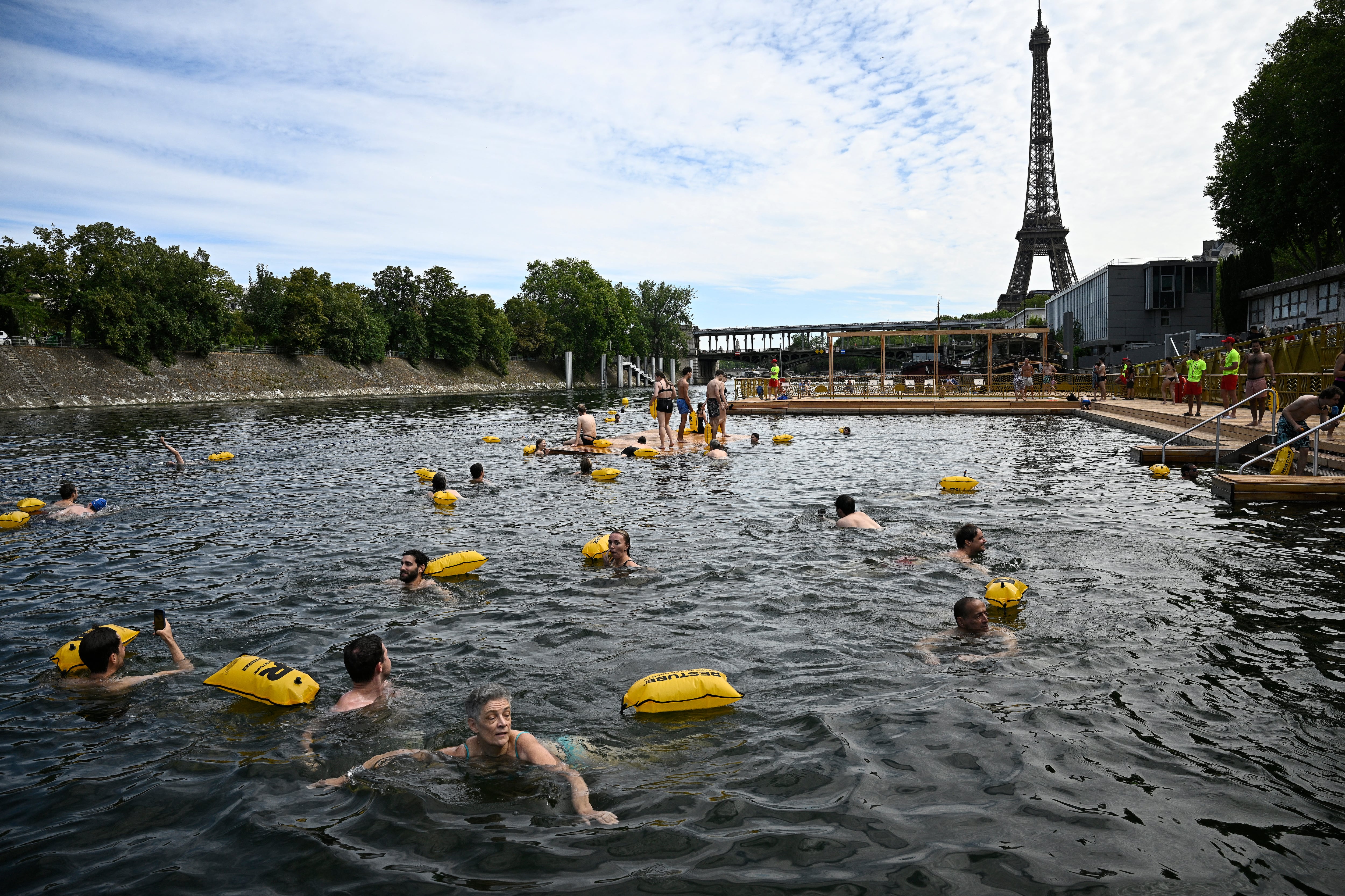 La intervención en París se suma a recuperaciones similares en el Spree de Berlín y en el Mosa en Países Bajos (Photo by JULIEN DE ROSA / AFP)