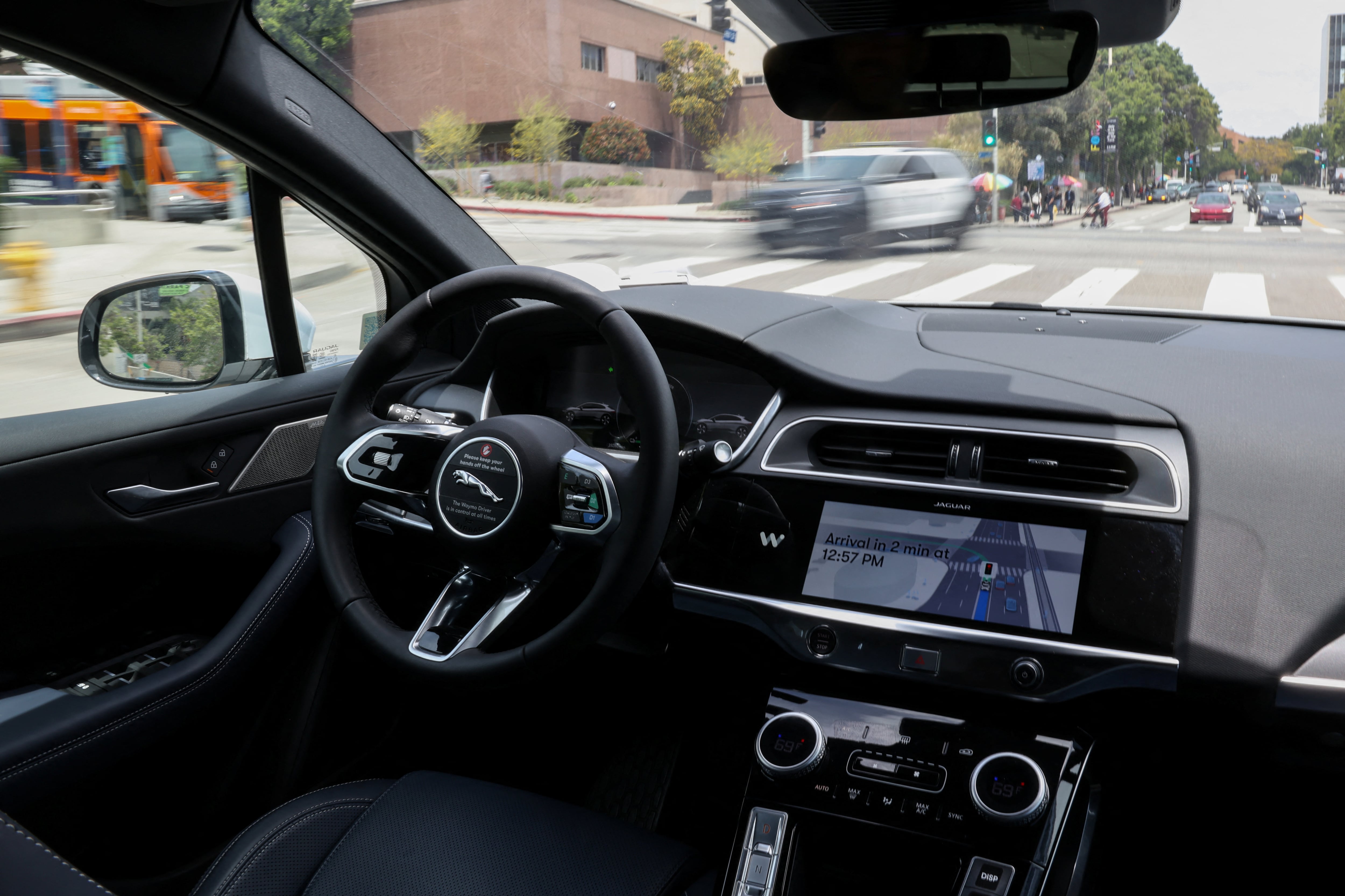 El error afectó a la quinta generación del sistema de conducción automatizada de Waymo, presente en ciudades como San Francisco, Los Ángeles y Austin. (REUTERS/Kylie Cooper)