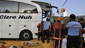 Al menos once muertos y casi una treintena de heridos al chocar un autobús y una grúa en Manisa