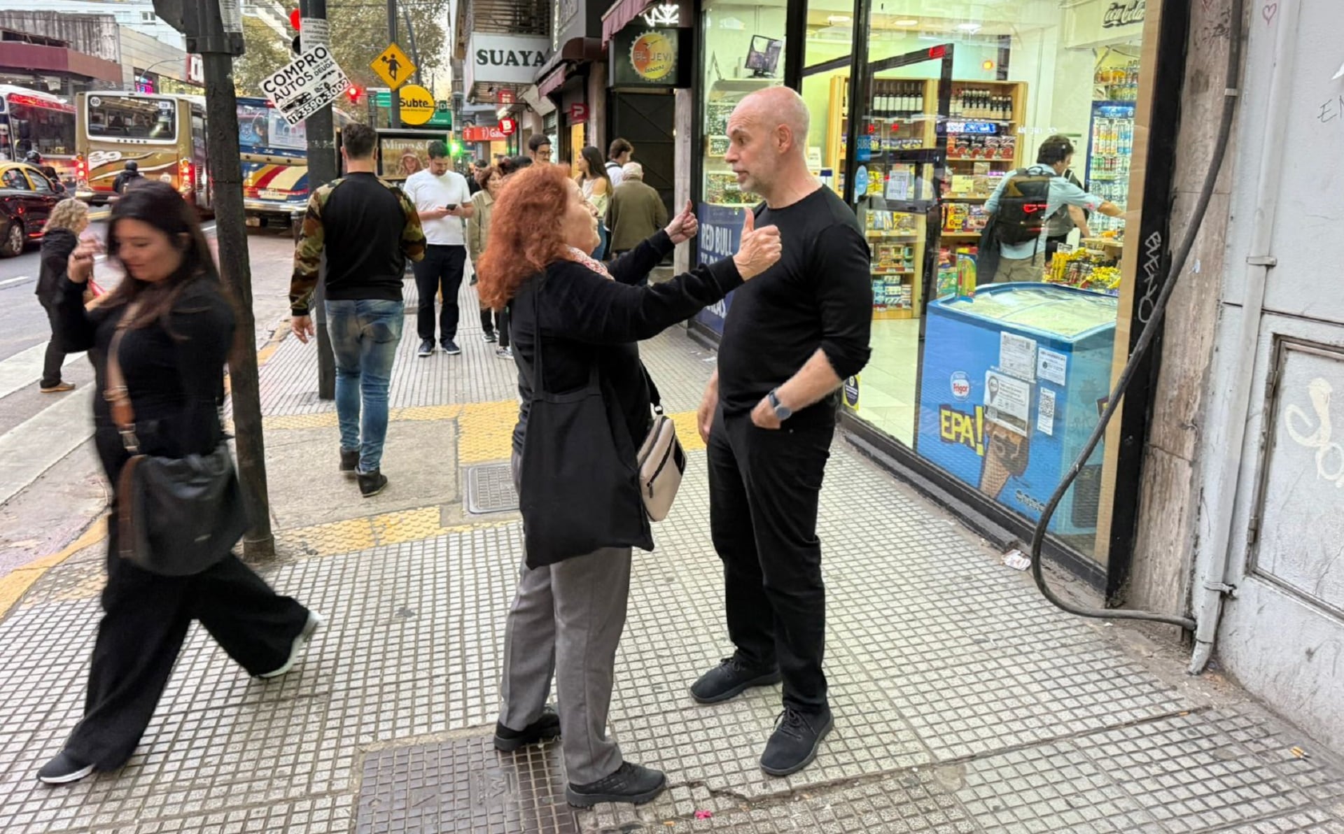 Una vecina conversando con el candidato a legislador