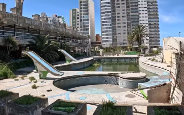 Las piletas, que fueron diseñadas frente al mar, aún conservan los toboganes de cemento