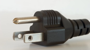 No son decorativos: conoce para qué sirven los agujeros en los enchufes eléctricos y cómo evitan accidentes
