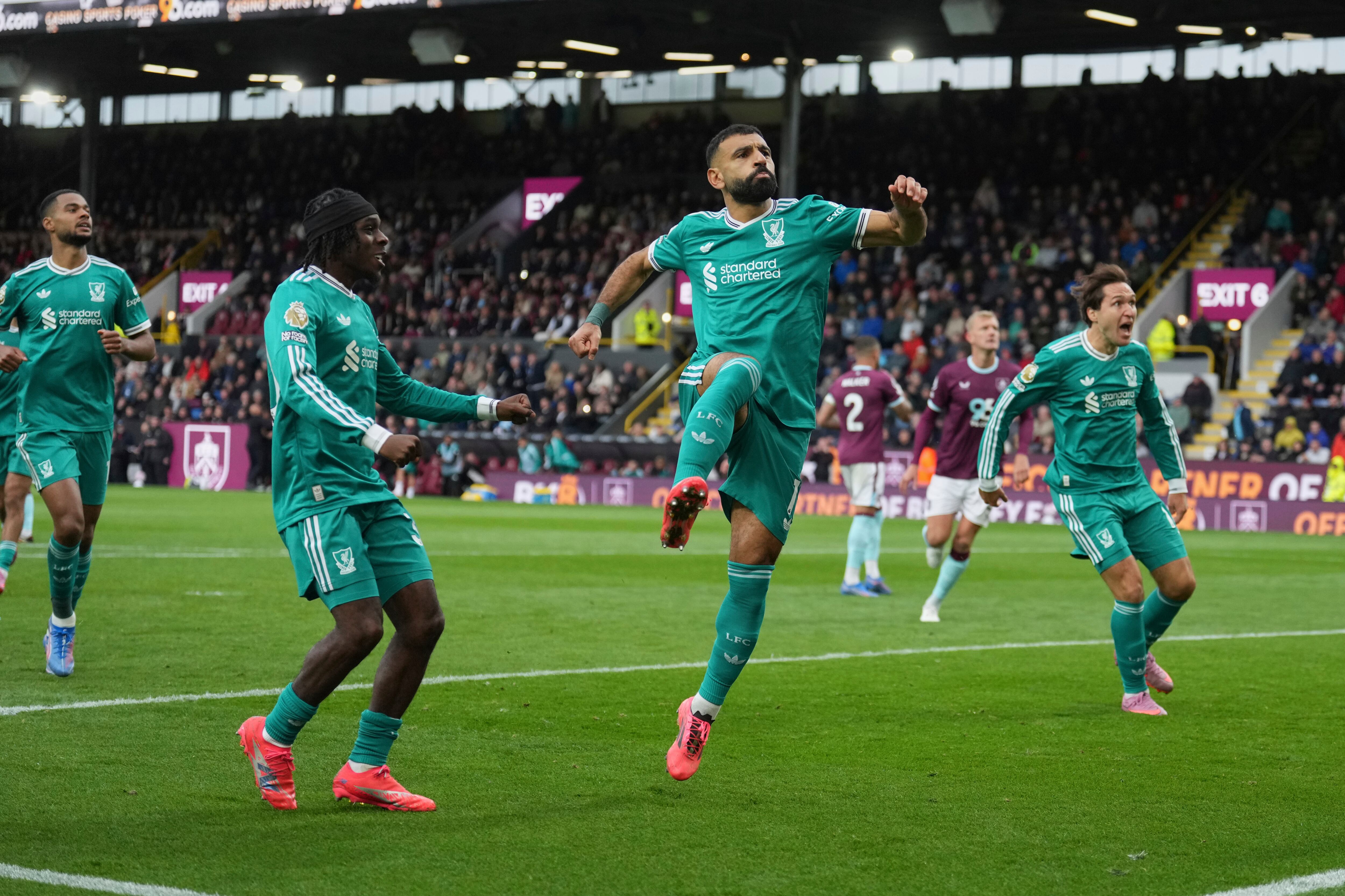 Mohamed Salah del Liverpool celebra tras anotar el penal de la victoria ante el Burnley (AP Foto/Jon Super)