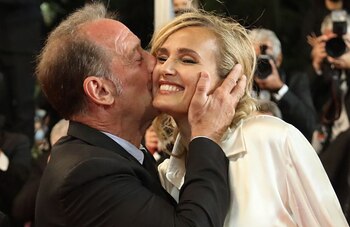 Imagen de archivo referencial del actor Vincent Lindon besando a la directora Julia Ducournau mientras posan antes de la proyección de la película "Titane" en la edición 74 del Festilval de Cine de Cannes en Cannes, Francia. 13 de julio, 2021. REUTERS/Reinhard Krause/Archivo
