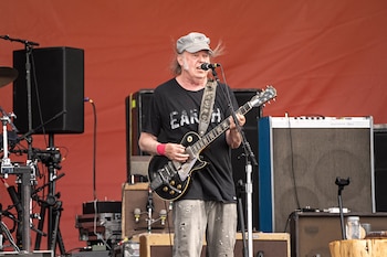 Neil Young, de 79 años,