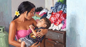 Pintura de una mujer con una flor amarilla en el cabello que sostiene a un niño frente a un mueble con ropa y un tanque de gas.