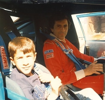 Lucas de chico junto a