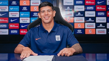 Esteban Pavez firmando su contrato