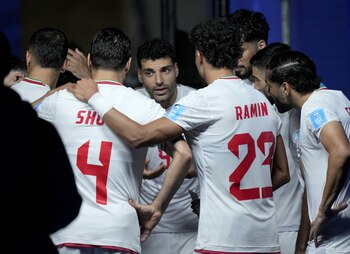 El capitán de Irán Mehdi Taremihabla con sus compañeros durante el partido ante Egipt en Seattle, USA. EFE/EPA/STEPHEN BRASHEAR