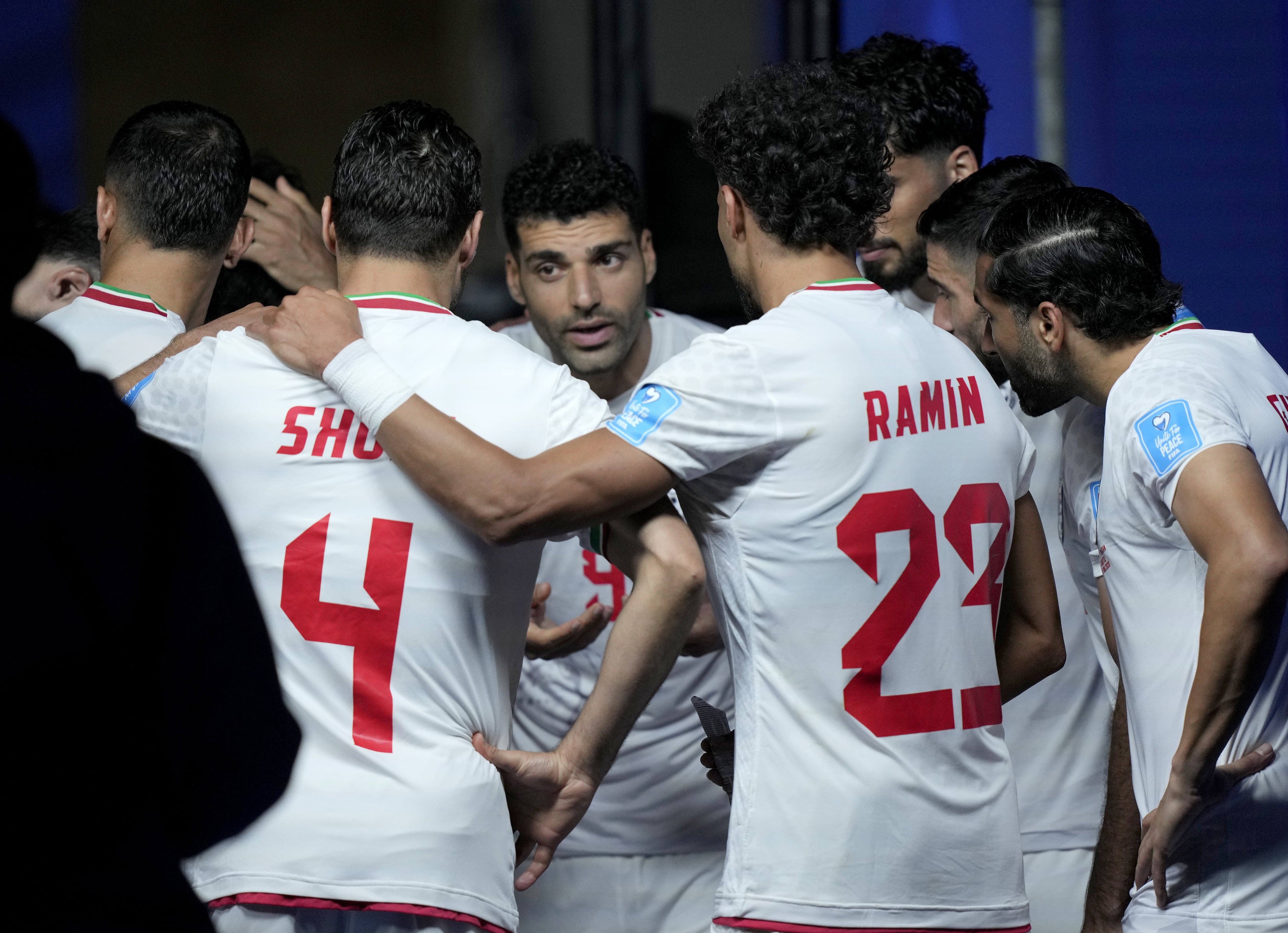 El capitán de Irán Mehdi Taremihabla con sus compañeros durante el partido ante Egipt en Seattle, USA. EFE/EPA/STEPHEN BRASHEAR