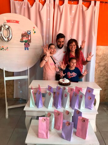 Claudia Ibarra Cabrera junto a