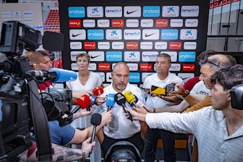 26/08/2026 El seleccionador nacional masculino de baloncesto, Chus Mateo, atendiendo a los medios de comunicación en el entrenamiento previo al encuentro frente a Portugal.
ESPAÑA EUROPA ARAGÓN DEPORTES
ALBERTO NEVADO