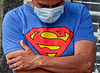 Un hombre hace fila para