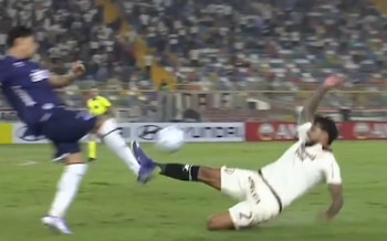 Caín Fara recibió tarjeta amarilla por temeraria falta contra Nicolás Rodríguez en Universitario vs Nacional. - captura: ESPN