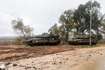 Tanques israelíes en una carretera cerca de la frontera con el Líbano tras el alto el fuego entre Israel y el grupo terrorista Hezbollah el 29 de diciembre de 2024 (REUTERS/Avi Ohayon)