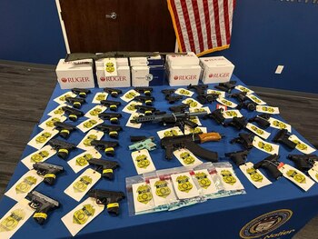 El primer robo registrado en Conley derivó en la sustracción de 725 pistolas Glock (Captura de video)