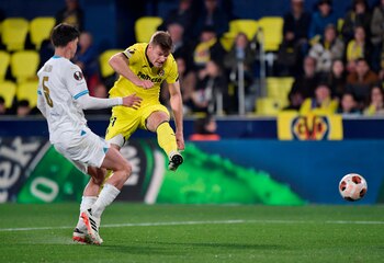 Alexander Sorloth convirtió el 2-0 para Villarreal - crédito Pablo Morano/Reuters