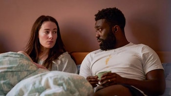 Llega a plataformas la aclamada serie británica sobre la pérdida gestacional: “Un triunfo televisivo inquietante, divertido y devastador”