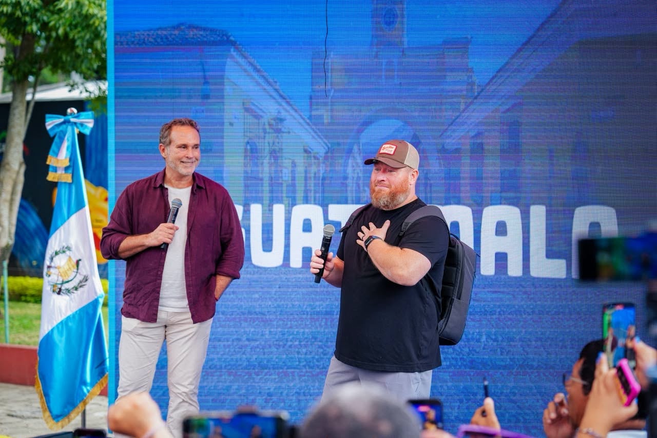 Kerry Mann cerró en Guatemala una semana de recorrido con un encuentro masivo en el Mercado de Artesanías La Aurora organizado por el Inguat. (Inguat)