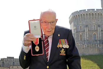 El capitán Tom Moore tras ser reconocido como caballero por la Reina Isabel (Chris Jackson/Pool via REUTERS)