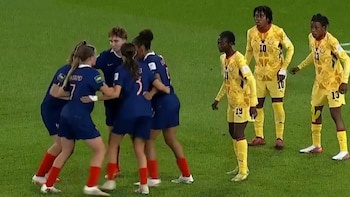 Una ronda, varios giros y un gol: la llamativa jugada de la selección femenina de Francia en el Mundial sub-20 que recorre el mundo