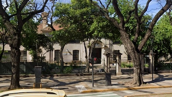 Cumplió condena por homicidio culposo, la designaron docente de una escuela de Palermo y ahora la investigan por grabar a sus alumnos