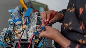 El ingeniero Juan Santacoloma trabajando