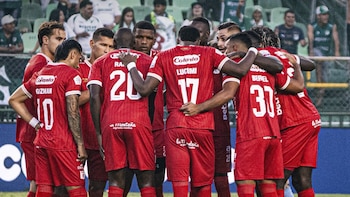 Rompieron el bus del América de Cali, luego de perder el clásico contra Deportivo Cali: el asistente técnico del entrenador resultó herido